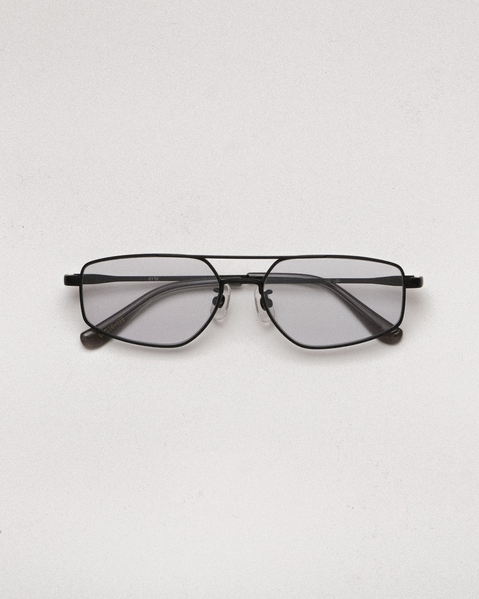 NIKIのアイウェア[niki eyewear - sable / black] レンズカラー : light smoke